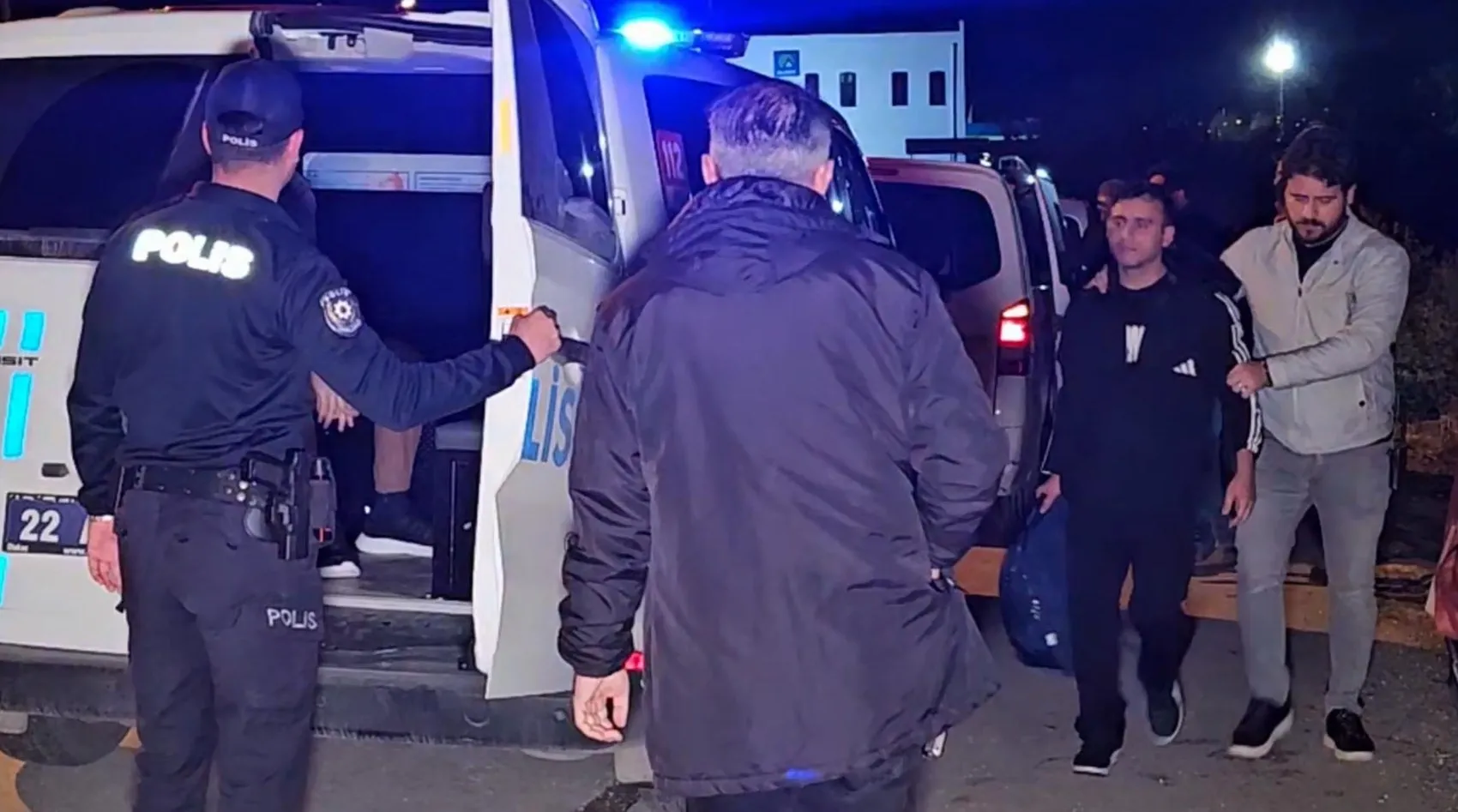 Çalıntı ihbarı polis ekiplerini kaçak göçmen operasyonuna götürdü