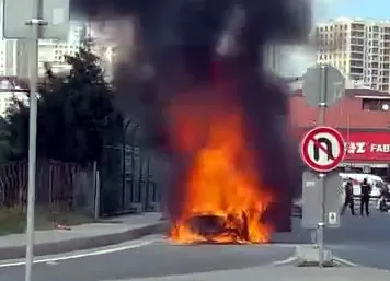 Avcılar'da korku dolu anlar: Seyir halindeki araç bir anda alev topuna döndü