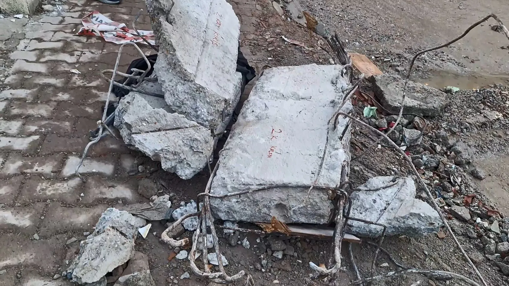 Maltepe'de 7 katlı binanın alt katları çöktü: 5 can kaybı, 55 kişi tahliye edildi