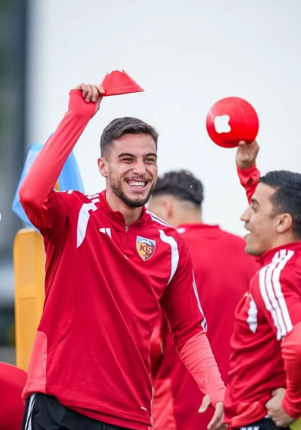 Zirvenin sahibi Kayserispor'da şampiyonluk mesaisi hız kesmiyor