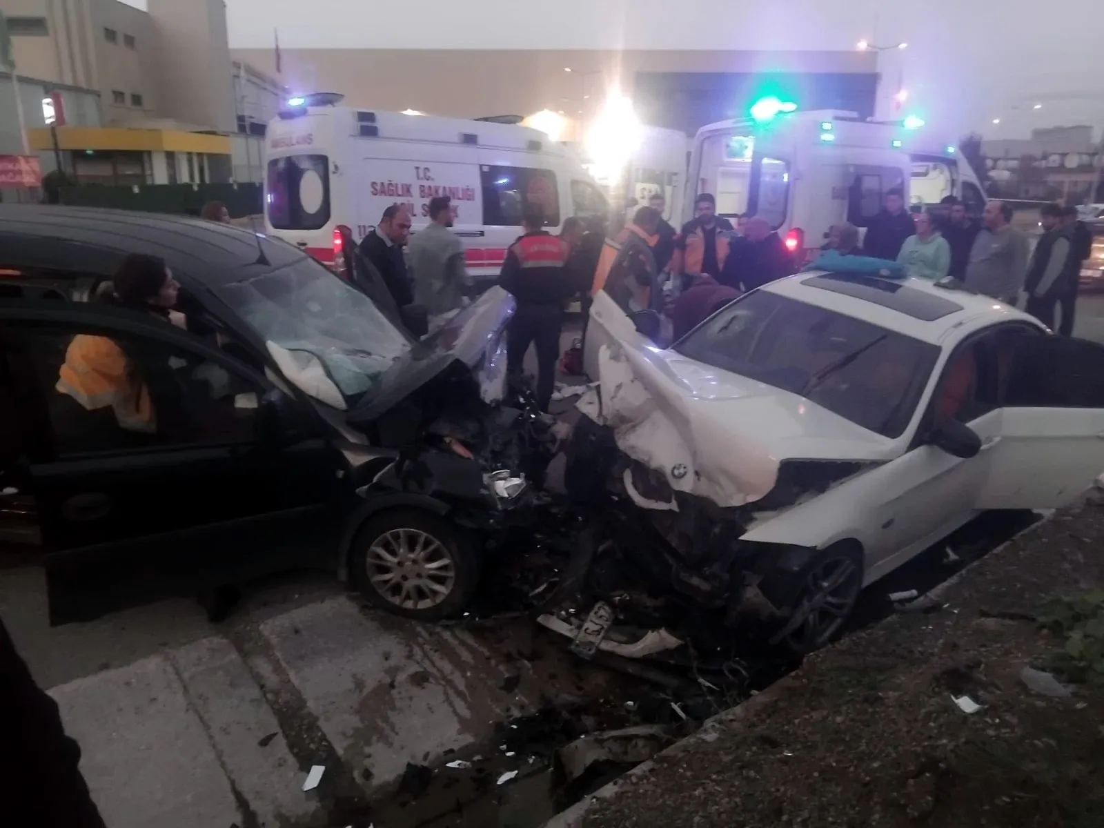 Gebze'de akşam saatlerinde şiddetli çarpışma: Dört kişi hastanelik oldu
