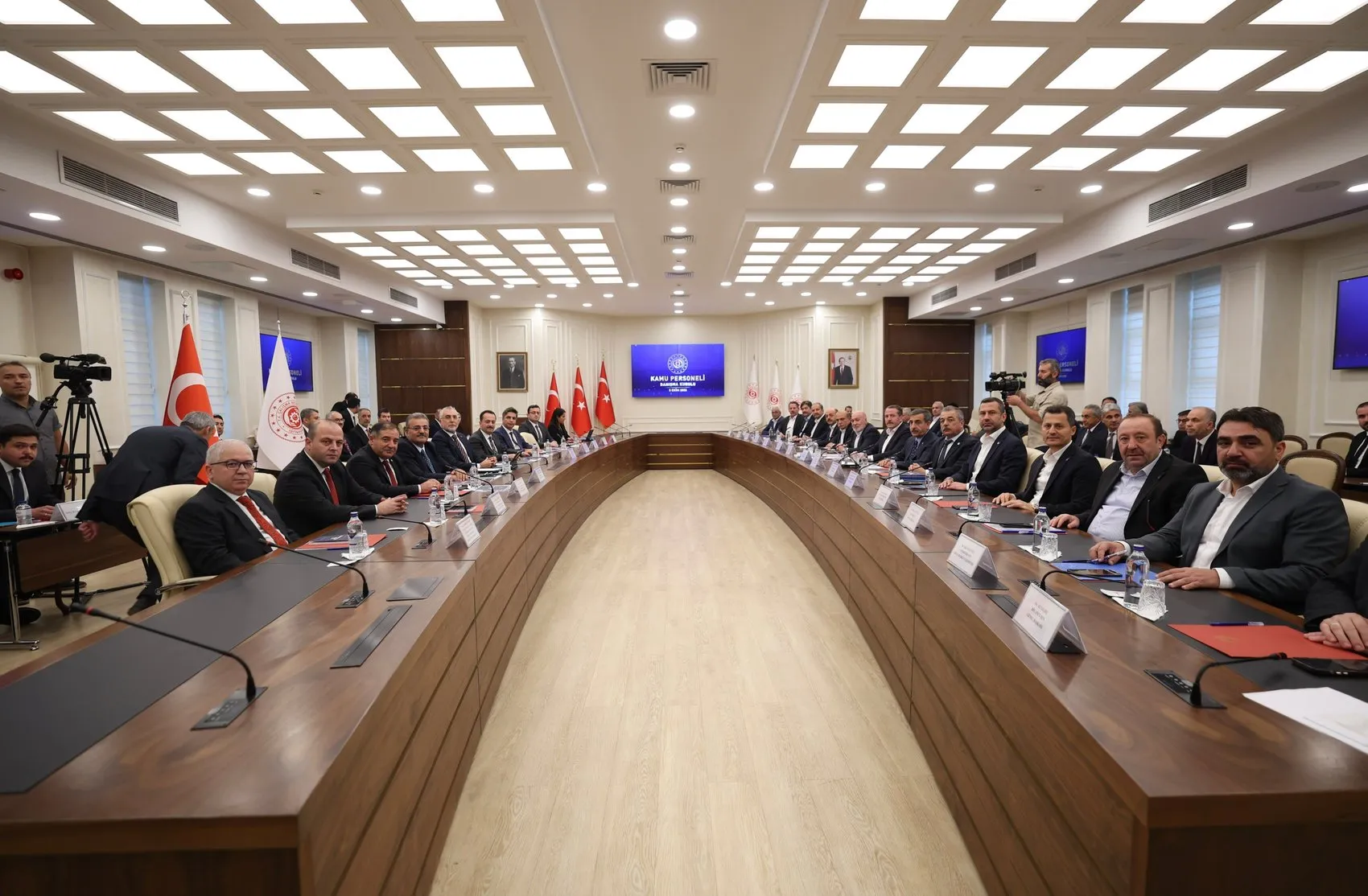 Kamu yönetiminde yeni dönem: Bakan Işıkhan sendikalarla masaya oturdu