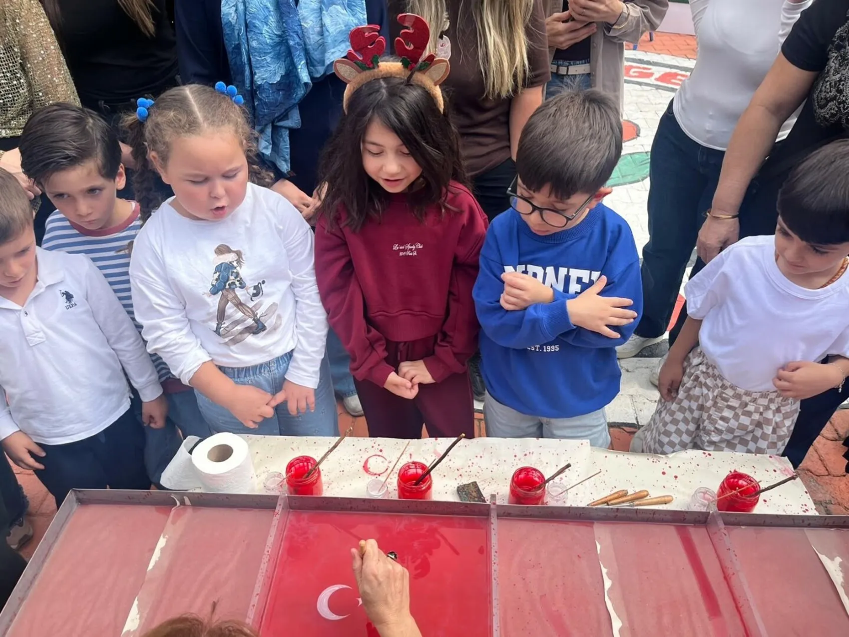 Minik ellerin suyla dansı: Ebru sanatıyla ay-yıldız aşkı