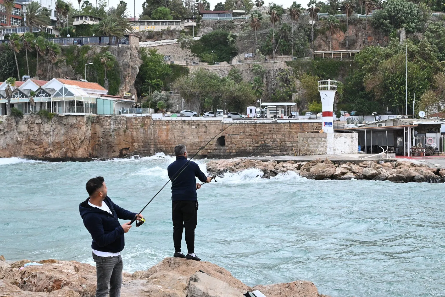 Antalya'da fırtına alarmı: Dev dalgalar kıyıları dövdü, hayatı olumsuz etkiledi