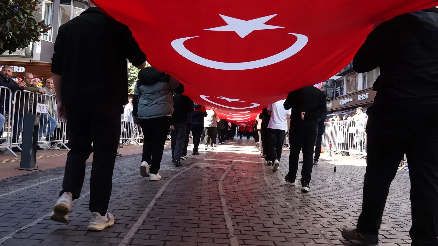 Trabzon'da Cumhuriyet coşkusu: Dev bayrakla horonlu kutlama