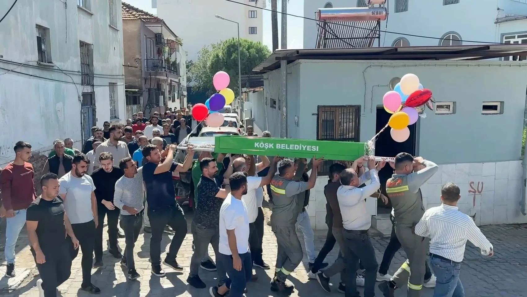 Küçük Ada'nın vedası yürekleri dağladı: Tabutuna bağlanan balonlar gökyüzüne umut oldu