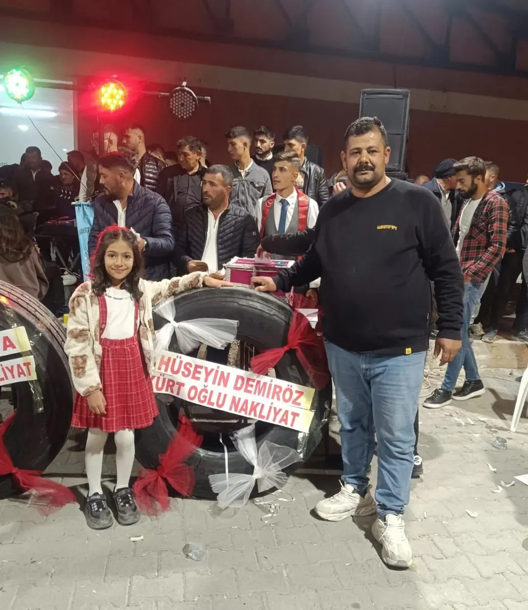 Altın yerine kamyon lastiği taktılar: Düğünde şaşkına çeviren hediye