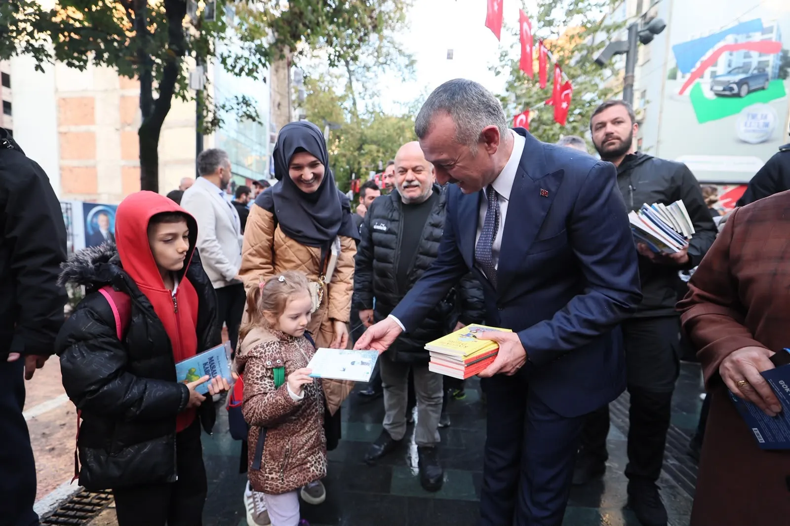 İzmit'in asırlık çınarları bu kez bilgi meyveleri verdi: 7 bin kitap dakikalar içinde tükendi
