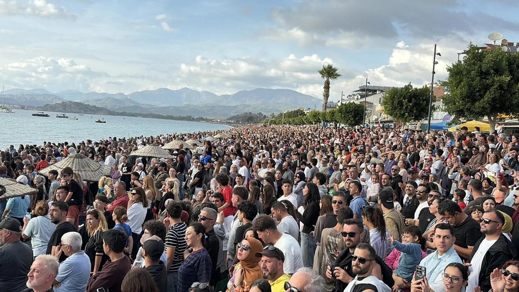 Fethiye semalarında nefes kesen şov: Türk Yıldızları izleyenleri büyüledi