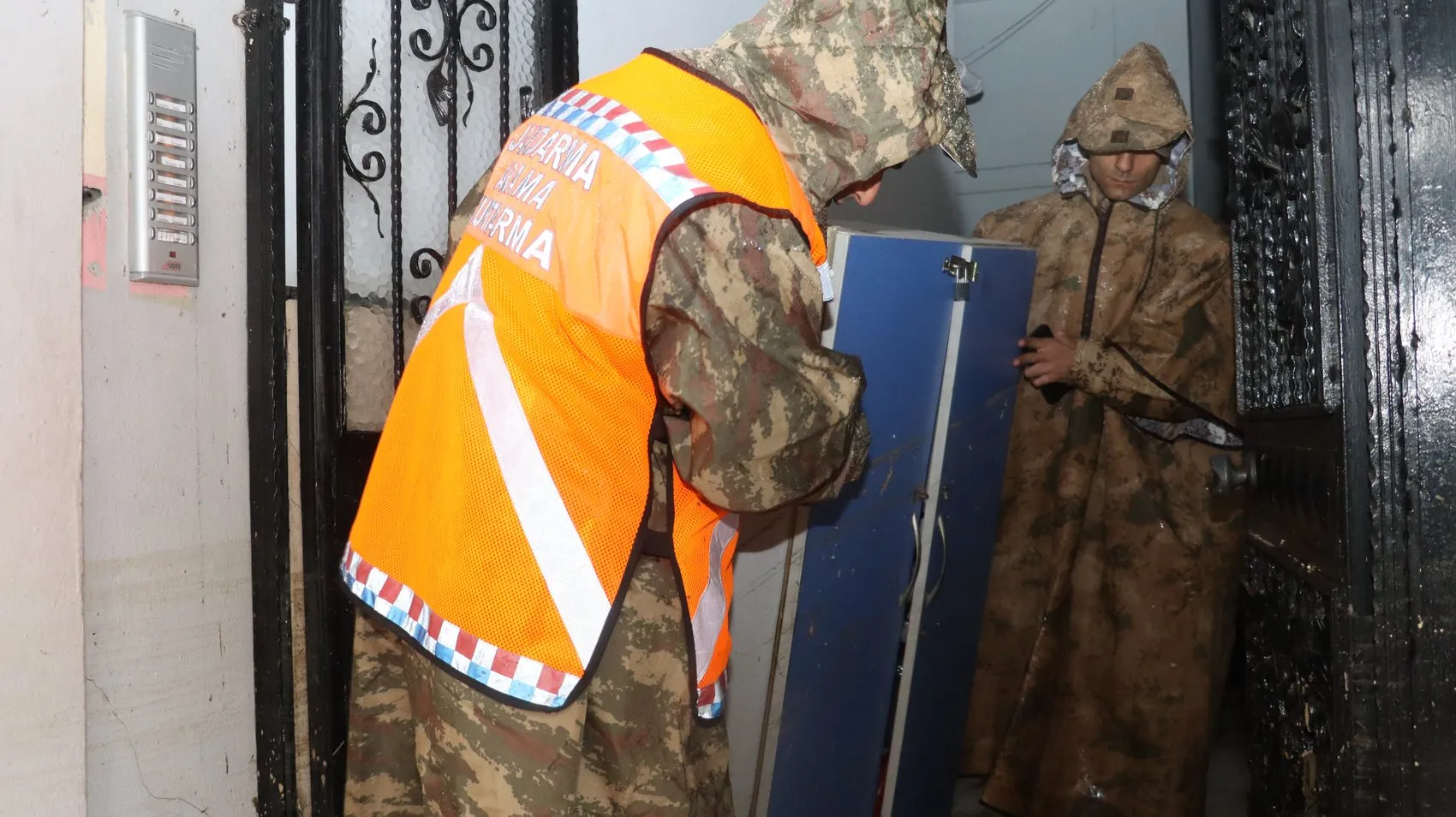 Ayazağa'da selin izlerini silmek için seferberlik: Jandarma sahada
