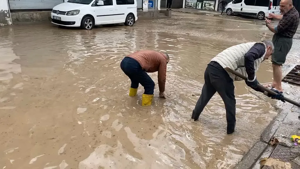 Cizre'de gökyüzü boşaldı: Şehir merkezinde hayat durma noktasına geldi