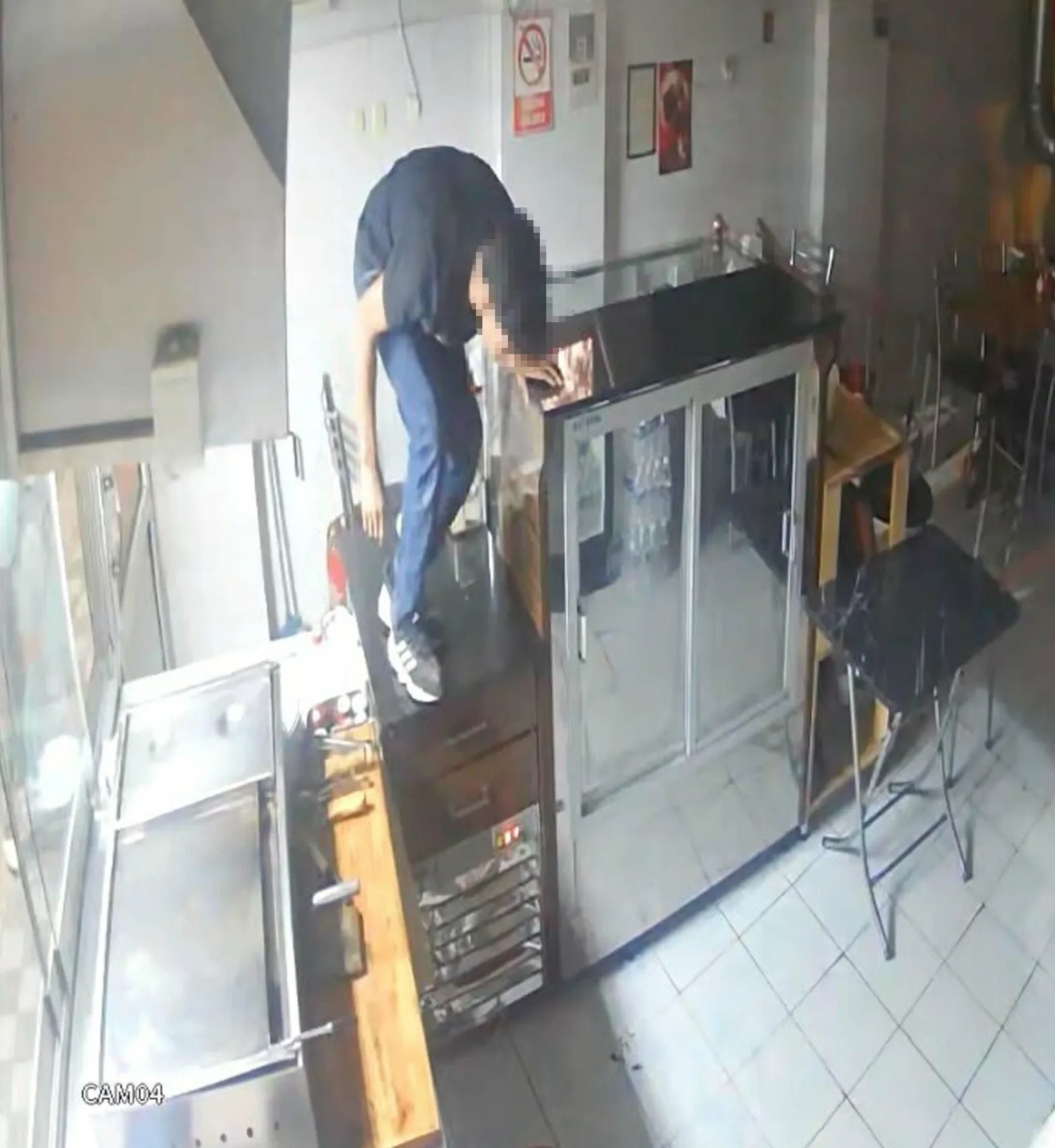 Manisa'da esnafın kabusu: Lokantaya giren hırsızlar saniye saniye görüntülendi