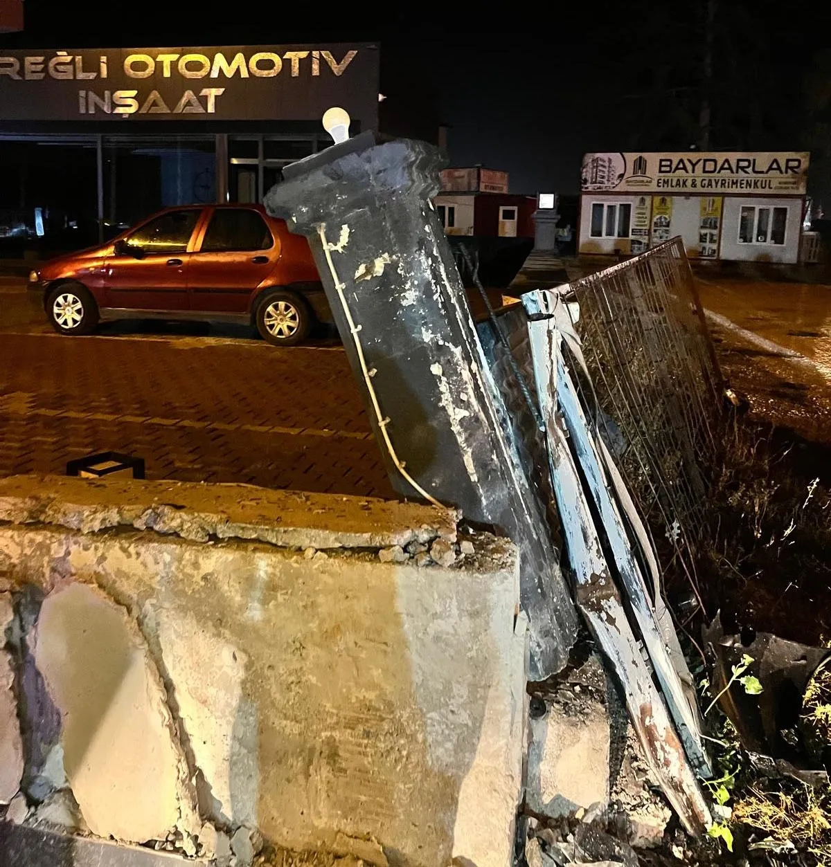 Ereğli'de akşam saatlerinde korkutan kaza: Cip duvara çarptı