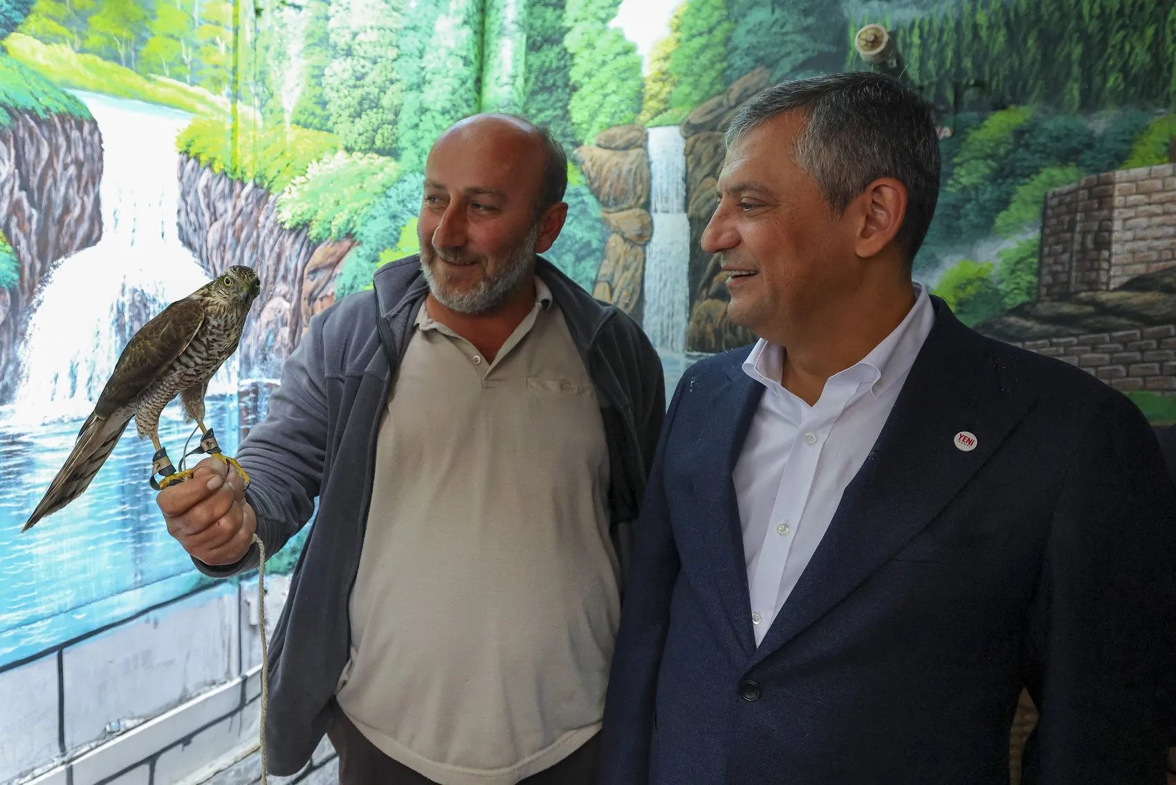 Sel felaketinin vurduğu Pazar'da Özgür Özel mesaisi: Esnafın derdini dinledi