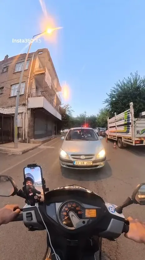 Diyarbakır sokaklarında gergin anlar: Yol verme kavgası kask kamerasında