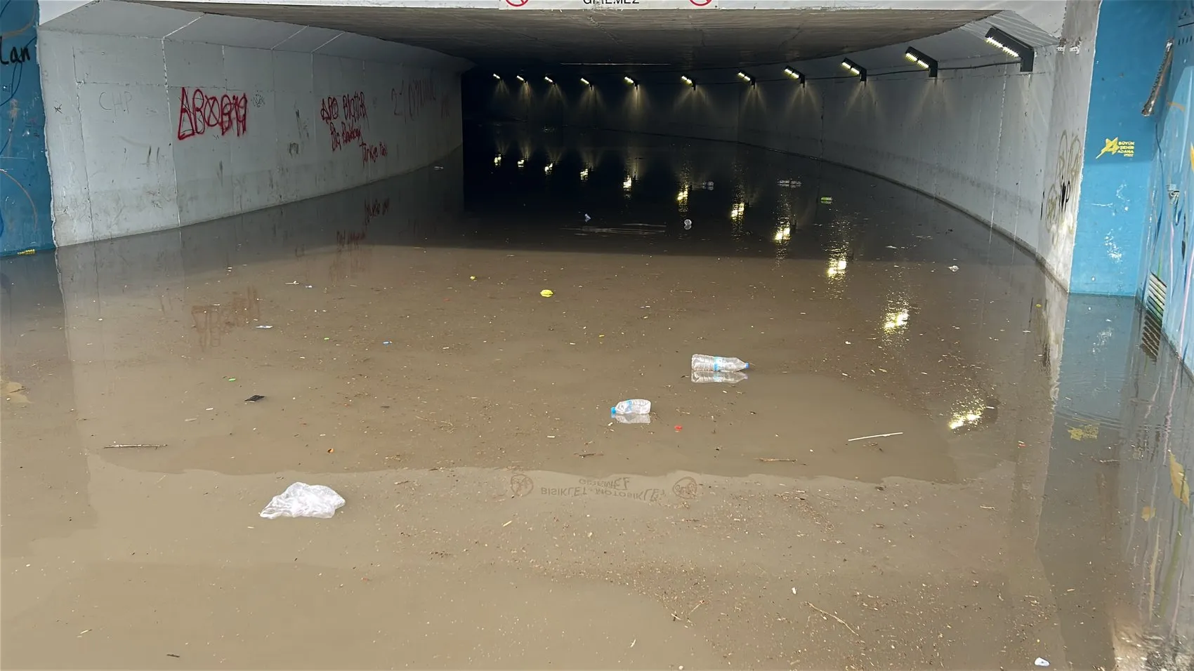 Adana'da kabus dolu anlar: Alt geçitte mahsur kalan baba ve çocukları ölümden döndü