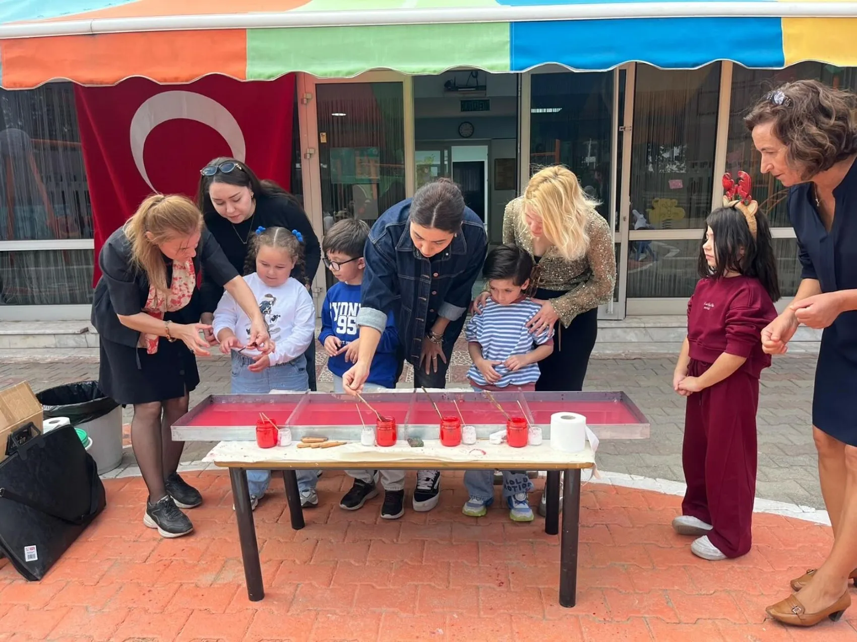 Minik ellerin suyla dansı: Ebru sanatıyla ay-yıldız aşkı