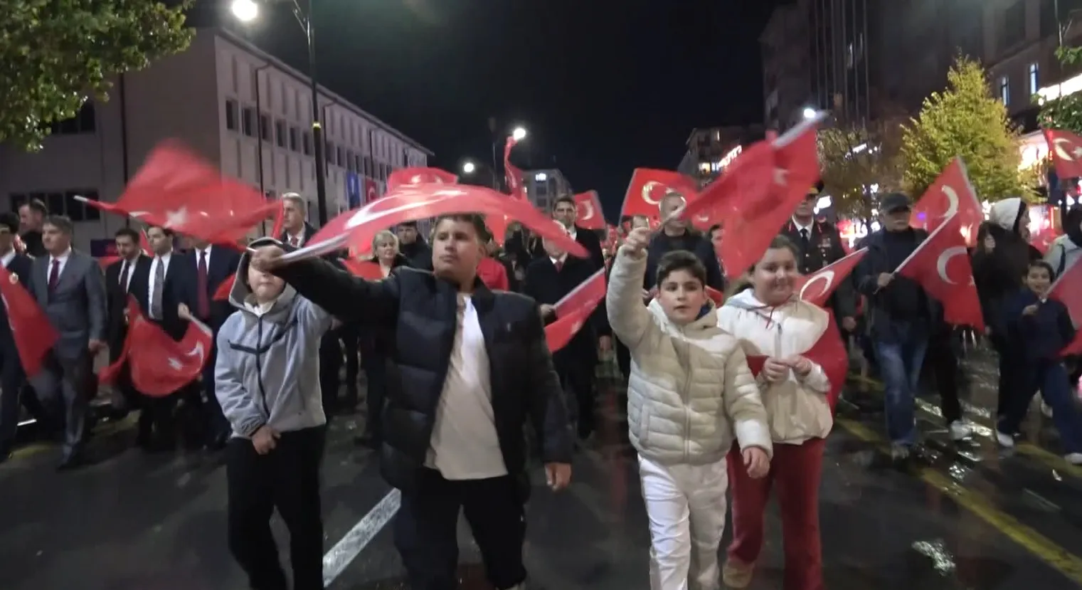 Cumhuriyetin doğduğu şehirde bayram coşkusu: Sivas sokakları kırmızı beyaza büründü