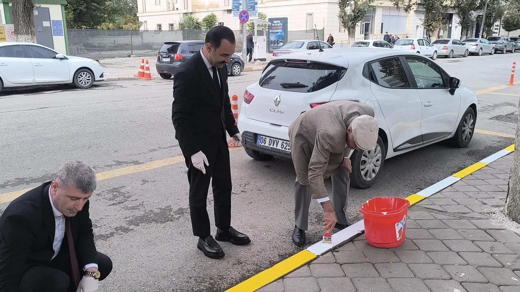 Iğdır'da cadde ve sokaklar değişiyor: Valilik personeli fırçayı eline aldı