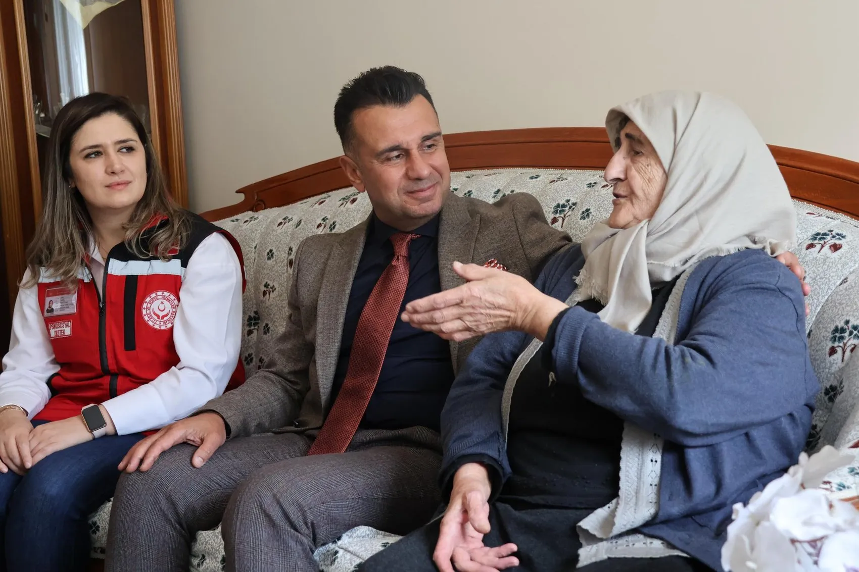 Seksen beş yıllık hasret bitti: Asuman teyzenin hiç kutlanmayan doğum günü Erzurum'da unutulmadı