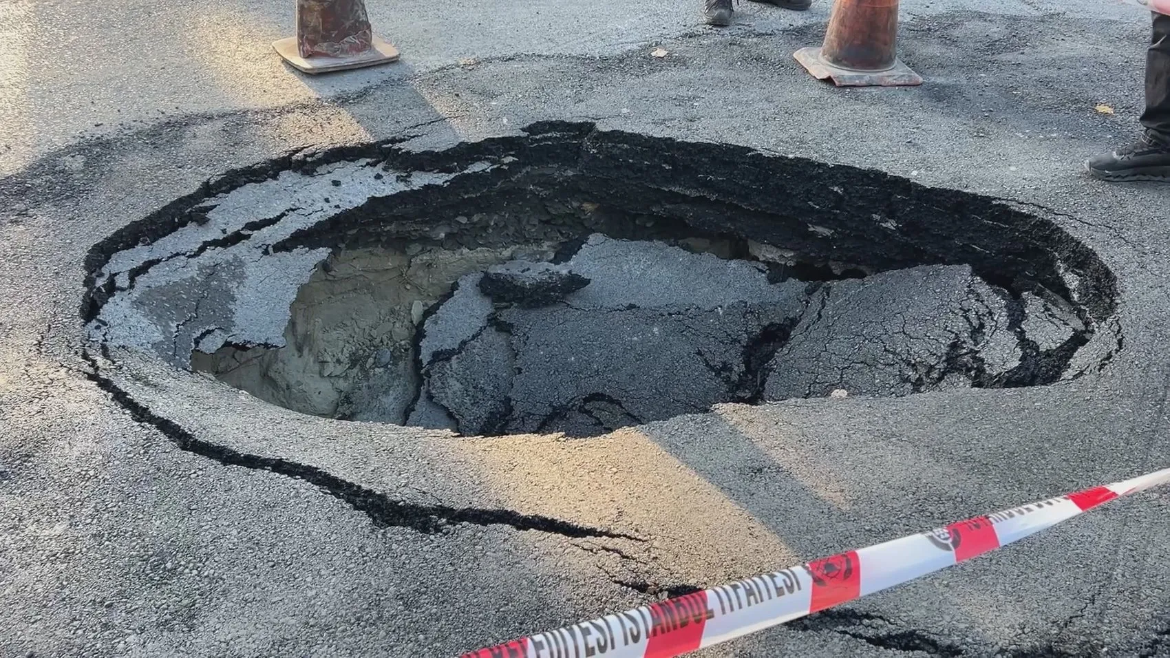Beşiktaş'ta korkutan çökme: Okul servisinin geçişinden hemen sonra yol yarıldı