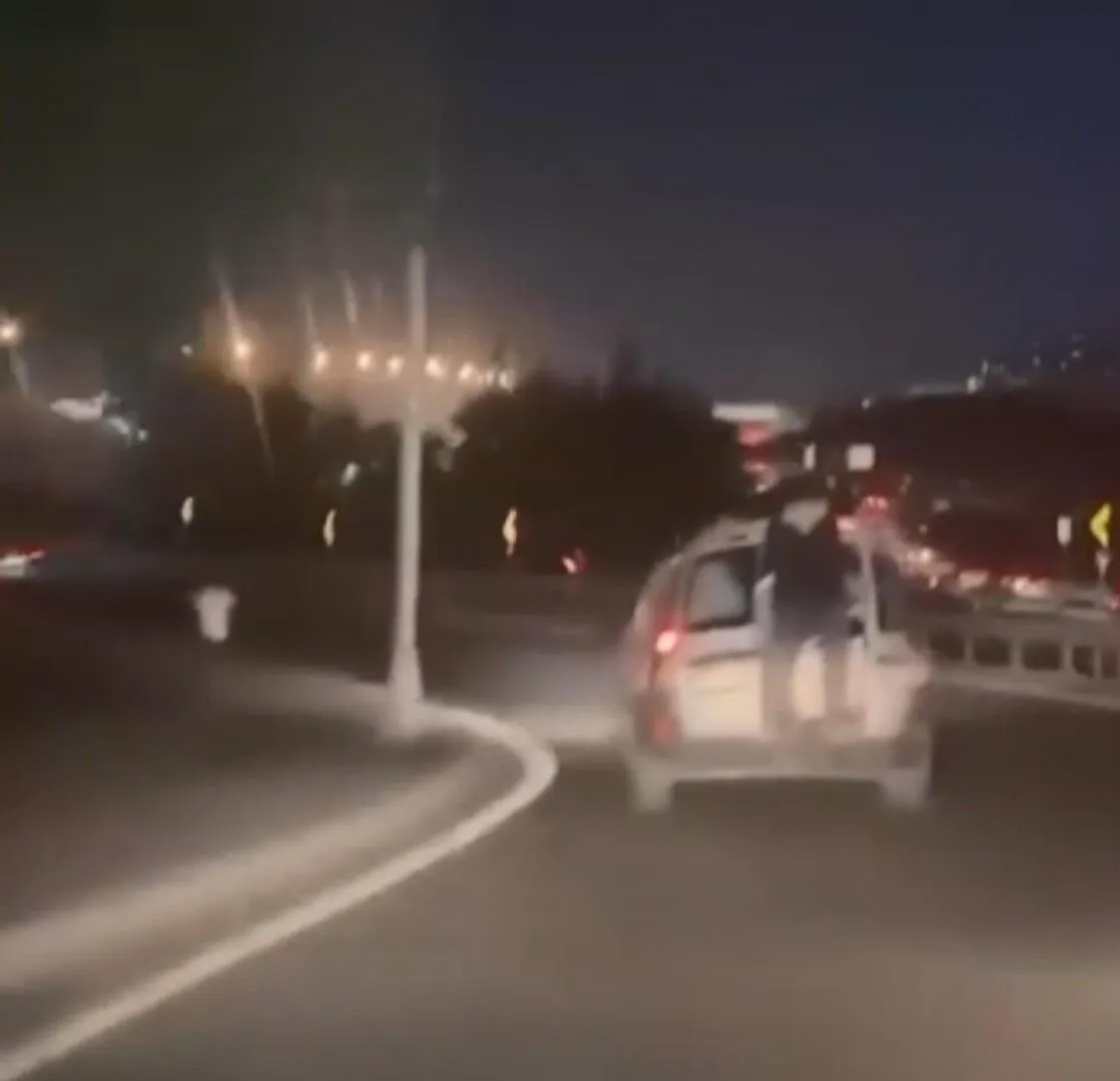 İstanbul trafiğinde akılalmaz anlar: Otomobilin kapısından sarkarak yolculuk yaptı