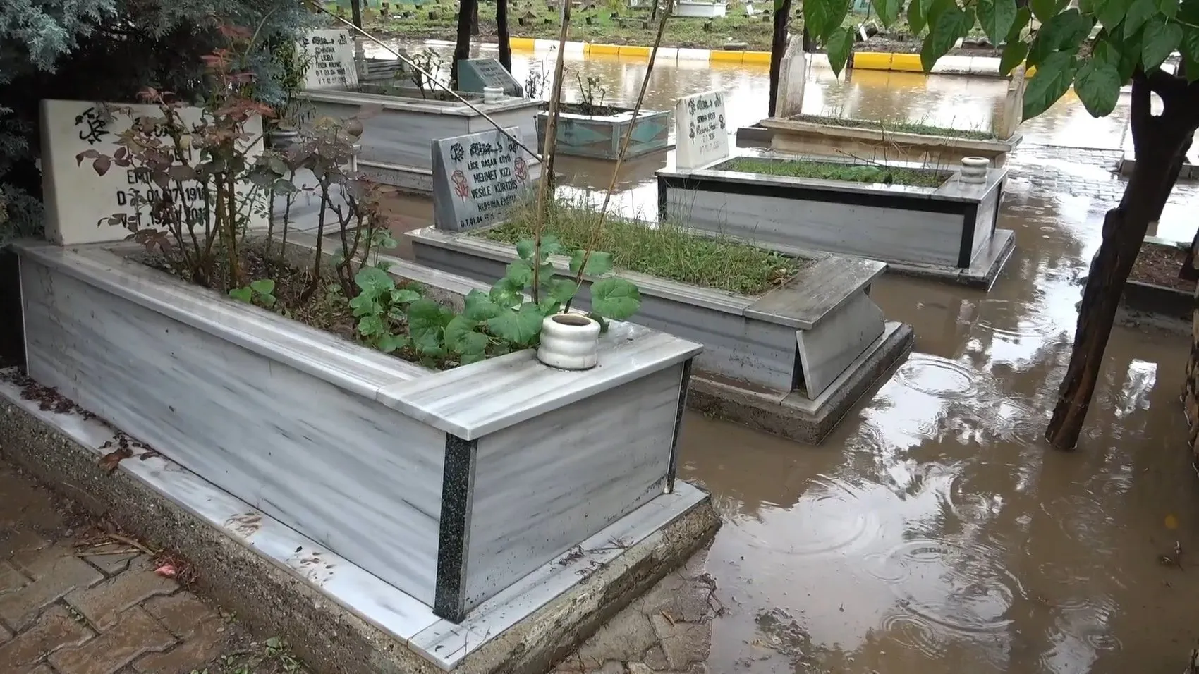 Diyarbakır'da sağanak felaketi: Mezarlık sular altında kaldı