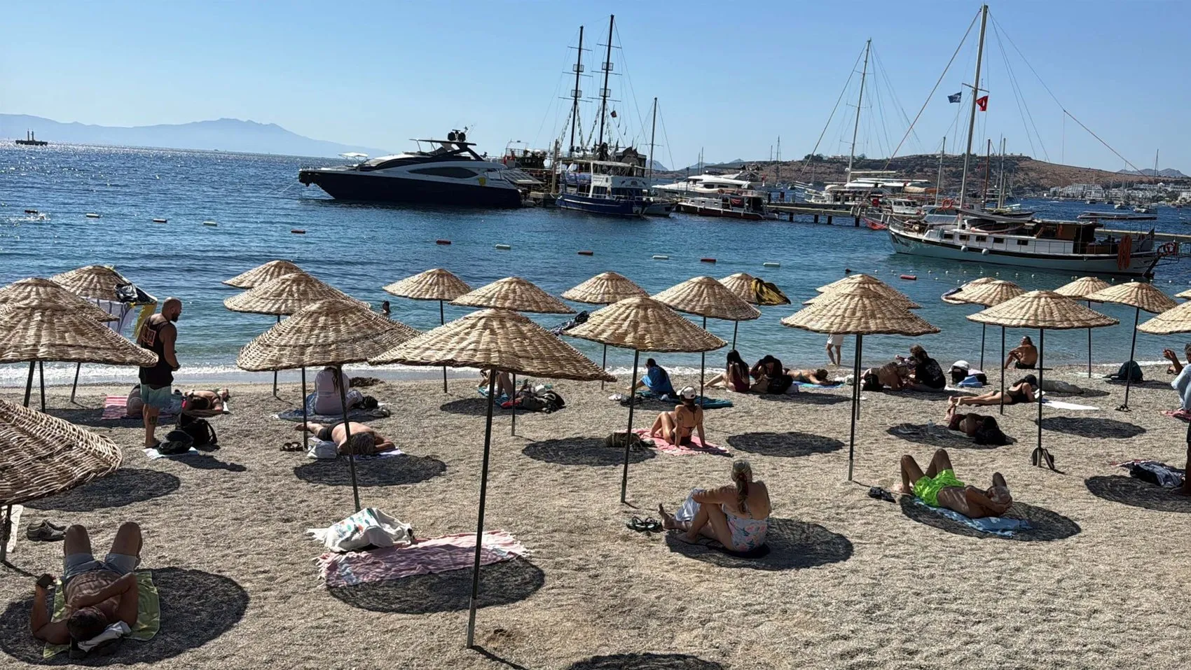 Ekim ayında Bodrum sahillerinde yazdan kalma günler: Turistler denizden çıkmıyor