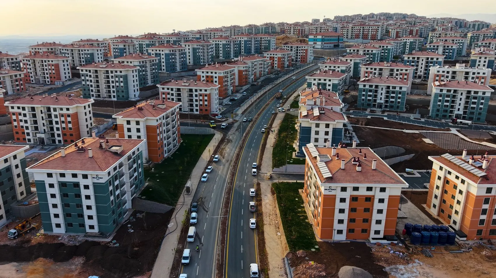Dünya Türkiye'nin deprem bölgesindeki devasa inşa hızını konuşuyor: 200 bin kişilik dev ordu sahada