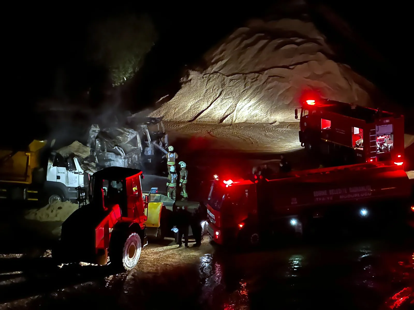 Edirne'de gece yarısı dehşeti: Kum ocağında park halindeki araçlar küle döndü