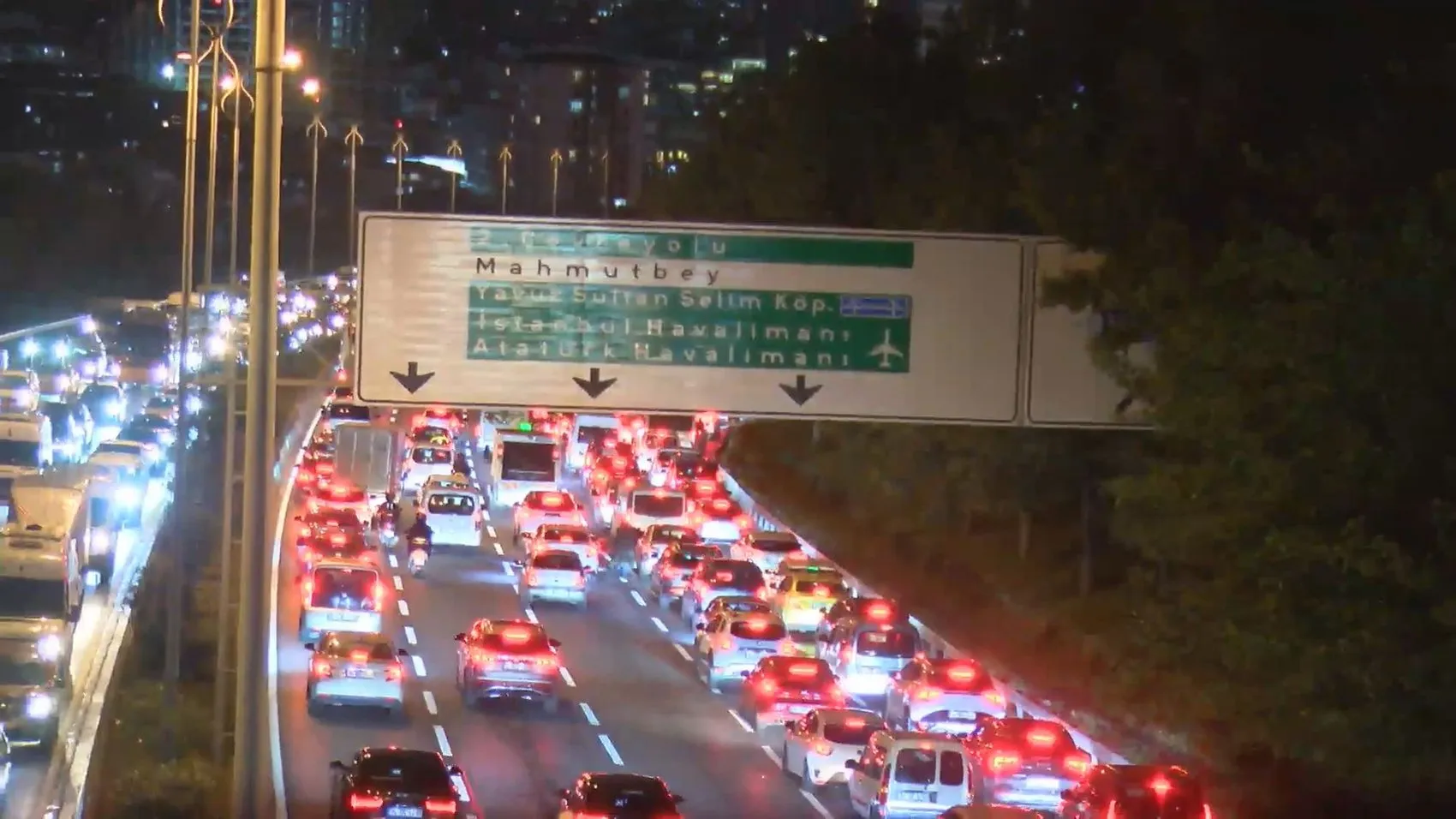 Megakentte akşam trafiği kilitlendi: Yüzde 89 yoğunlukla yollar felç oldu