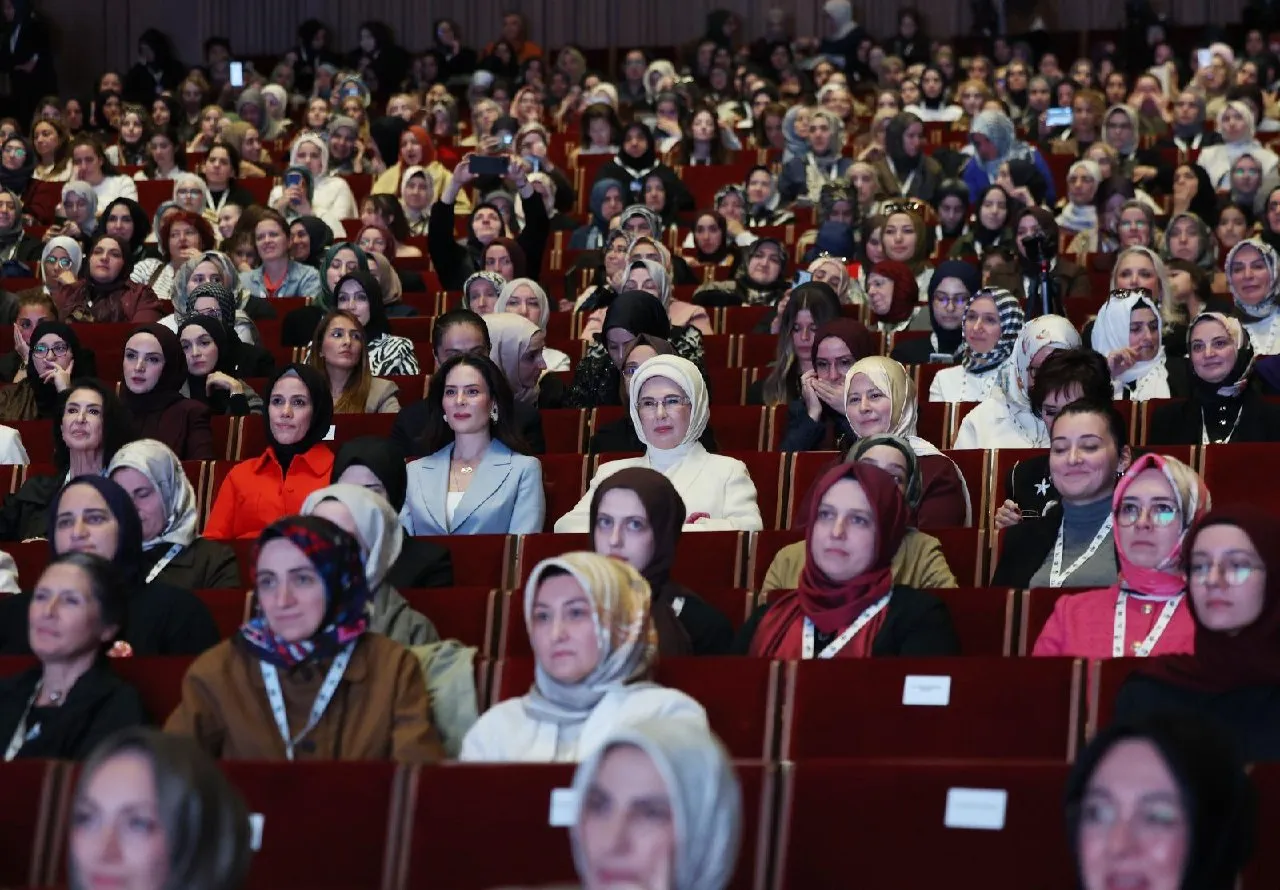 Emine Erdoğan'dan gençlere çağrı: Dijital çağın gürültüsünde kendi sesinizi bulmanın yolu el ele vermekten geçiyor