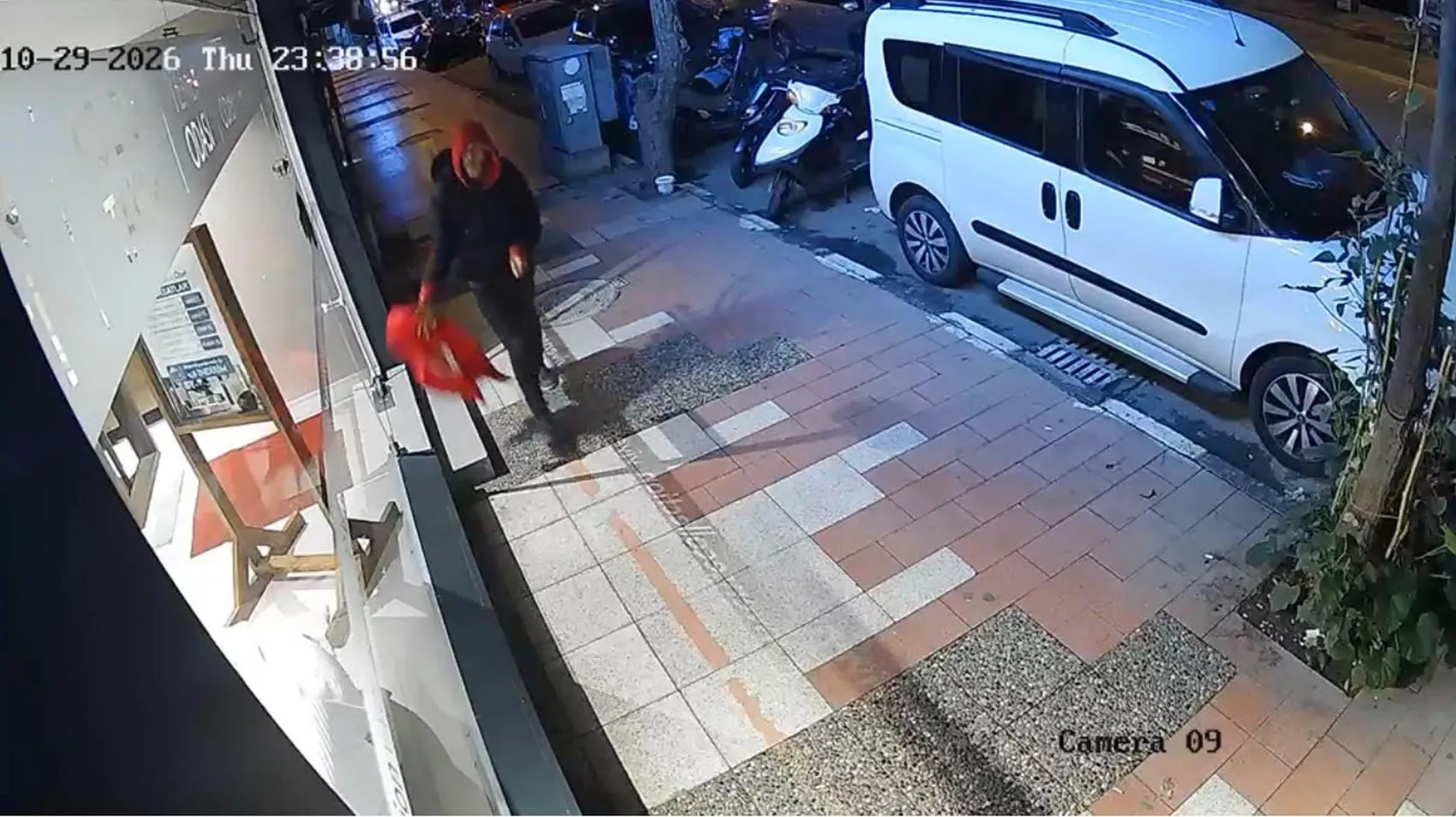 Cumhuriyet coşkusuna gölge düşüren çirkin saldırı: Güvenlik kamerası o anları kaydetti