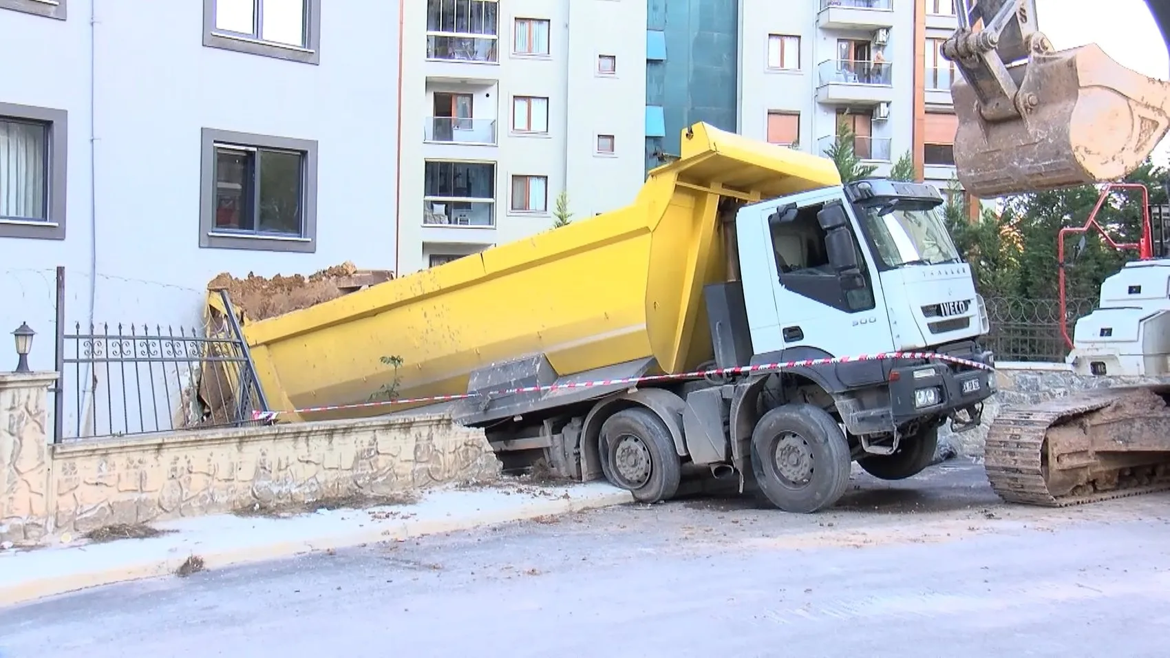Pendik'te dehşet anları: Kamyonun altında kalmamak için hareket halindeki araçtan atladı