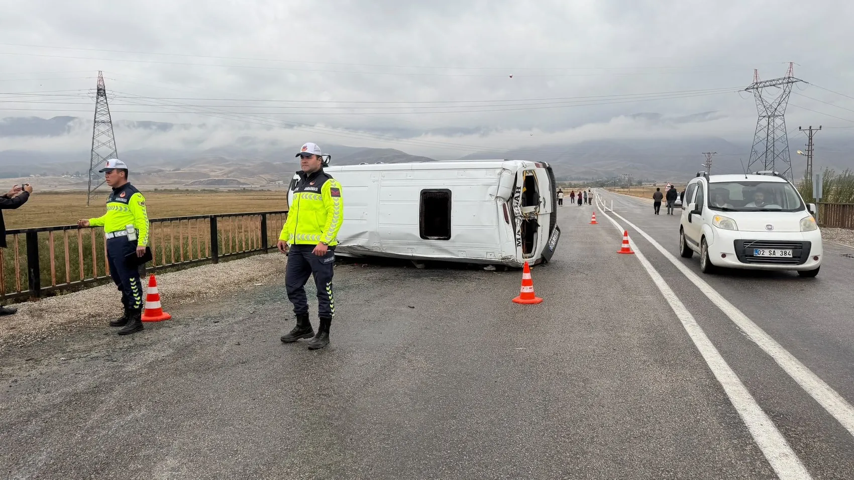 Yüksekova'da okul yolu kabusa döndü: Servis kazasında 12 öğrenci yaralandı