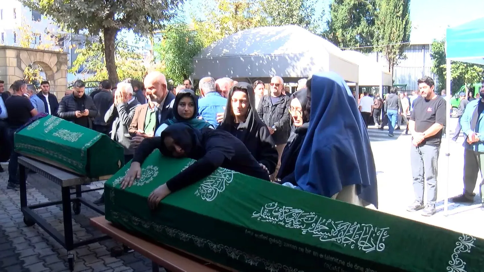 Maltepe'deki faciada yürek yakan veda: İki kardeş yan yana son yolculuğuna uğurlandı