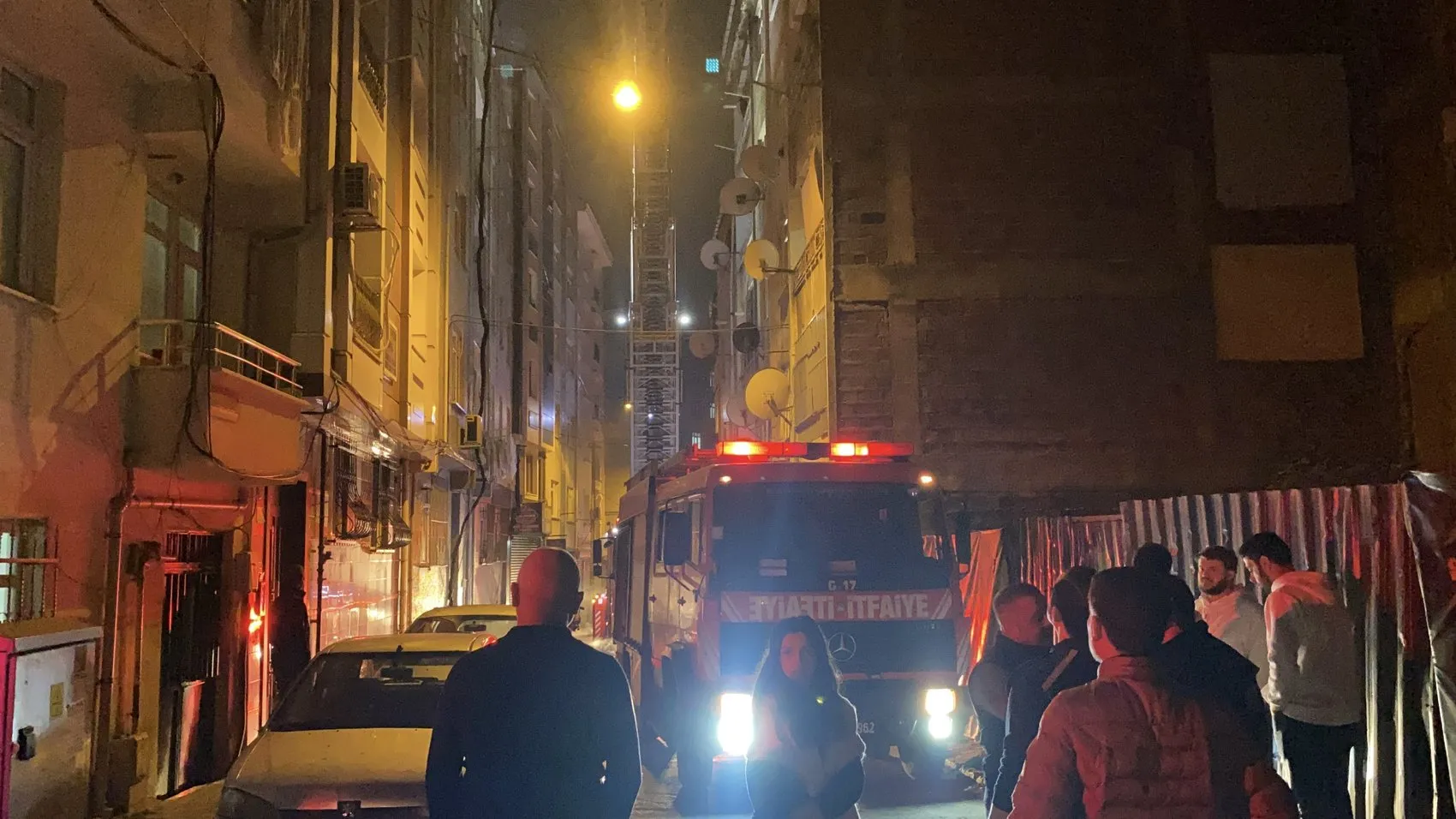 Esenler'de gece yarısı korkutan alevler: Beş katlı binanın çatısı küle döndü