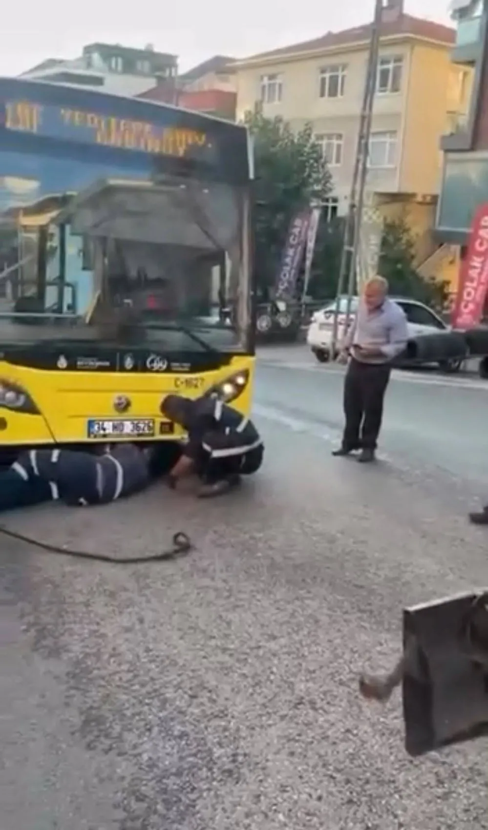 Maltepe'de yolun altı boşaldı: İETT otobüsü devasa çukura saplandı