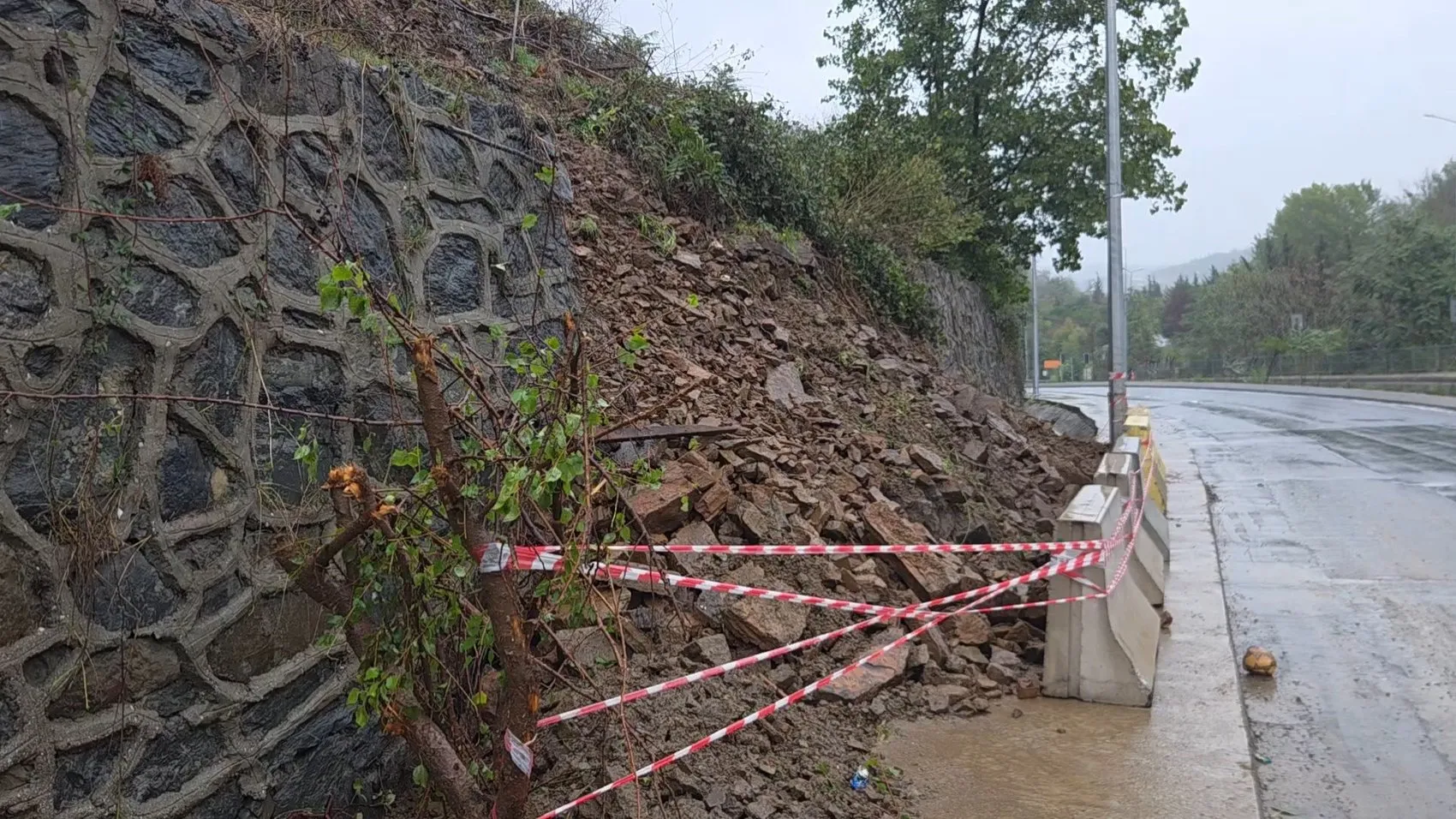 İstanbul'un tarihi mirası sağanağa yenildi: Asırlık su hattında büyük hasar