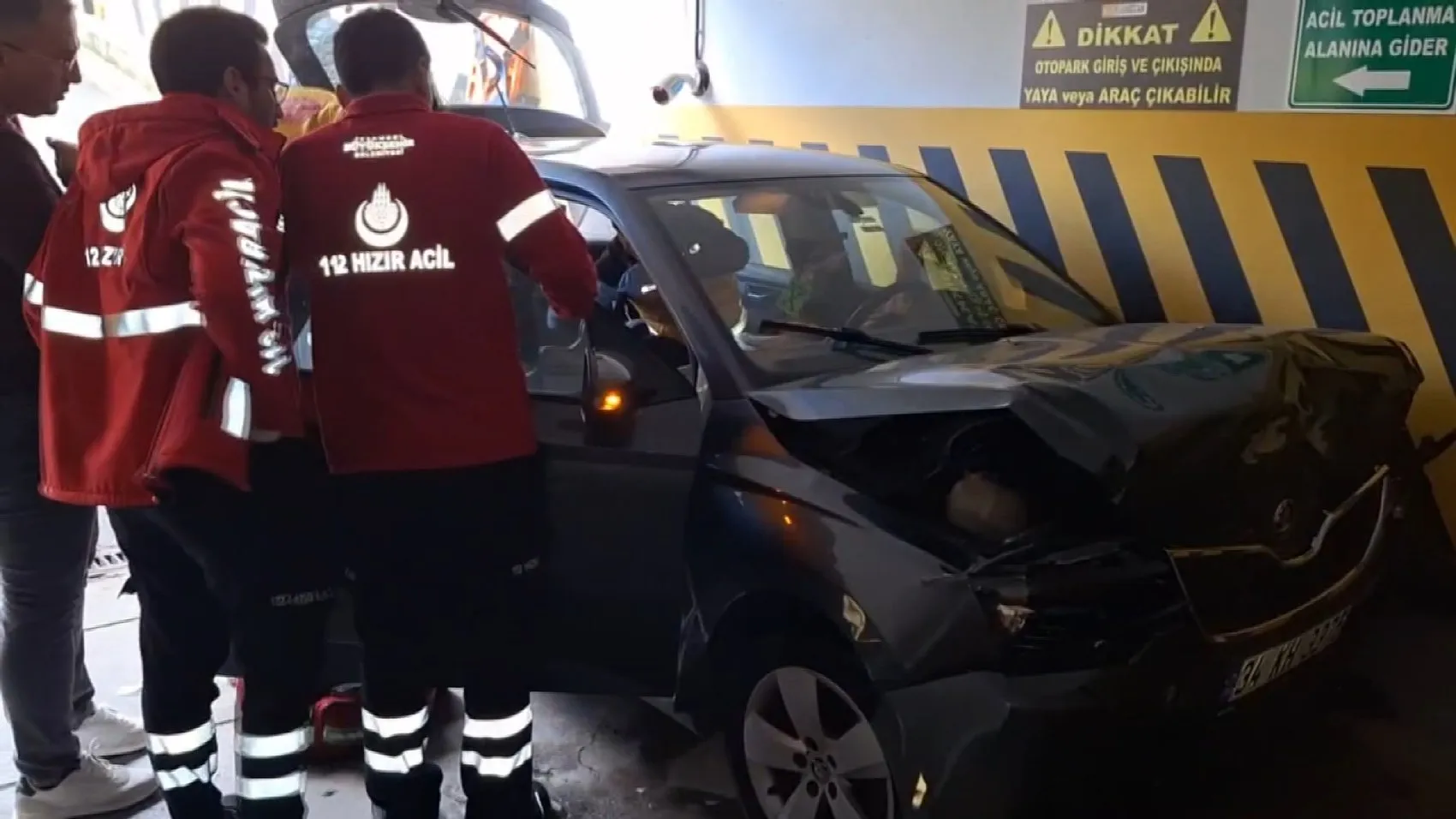 Maltepe'de otoparkta korku dolu anlar: Sürücü ve köpeği aynı araçta sıkıştı