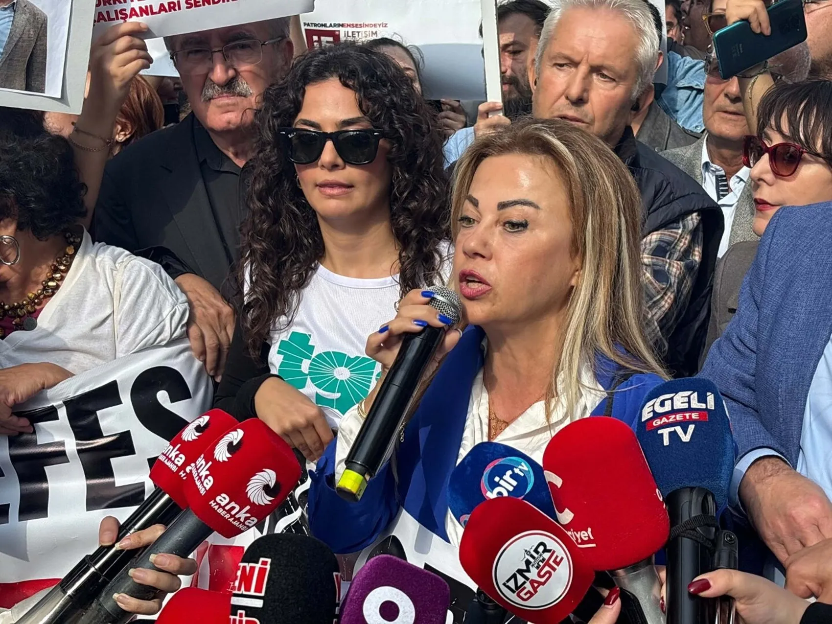 Özgür Özel'den İzmir'de sessiz destek: Mikrofonu basın emekçilerine bıraktı