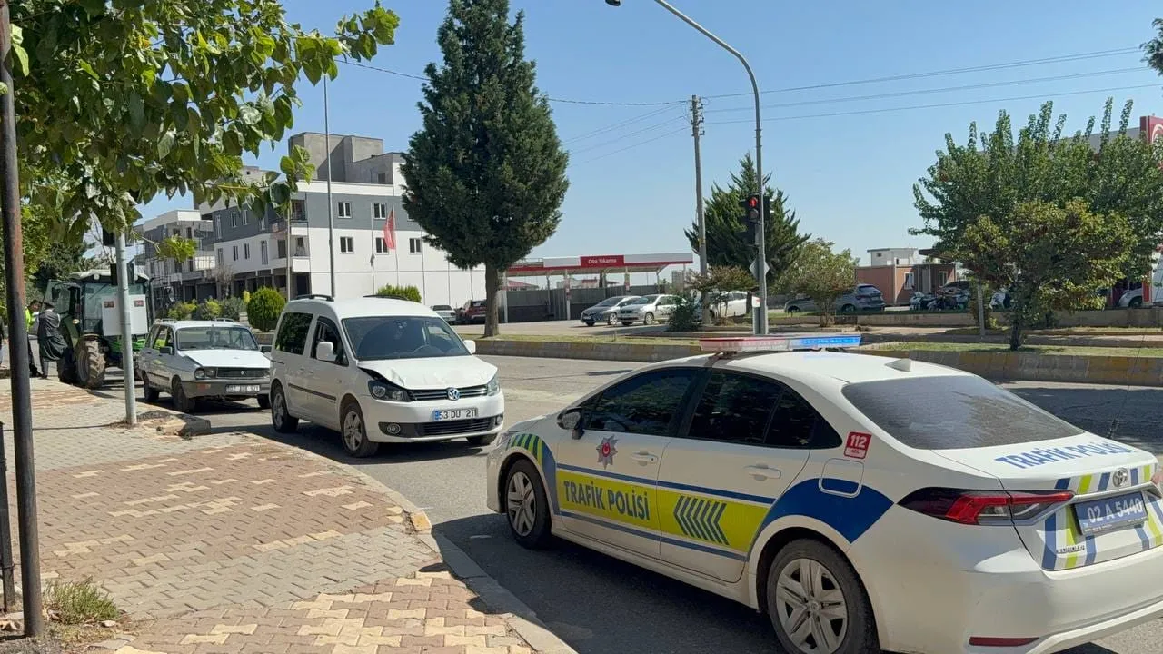 Malatya Caddesi'nde dört araç birbirine girdi: Ortalık savaş alanına döndü