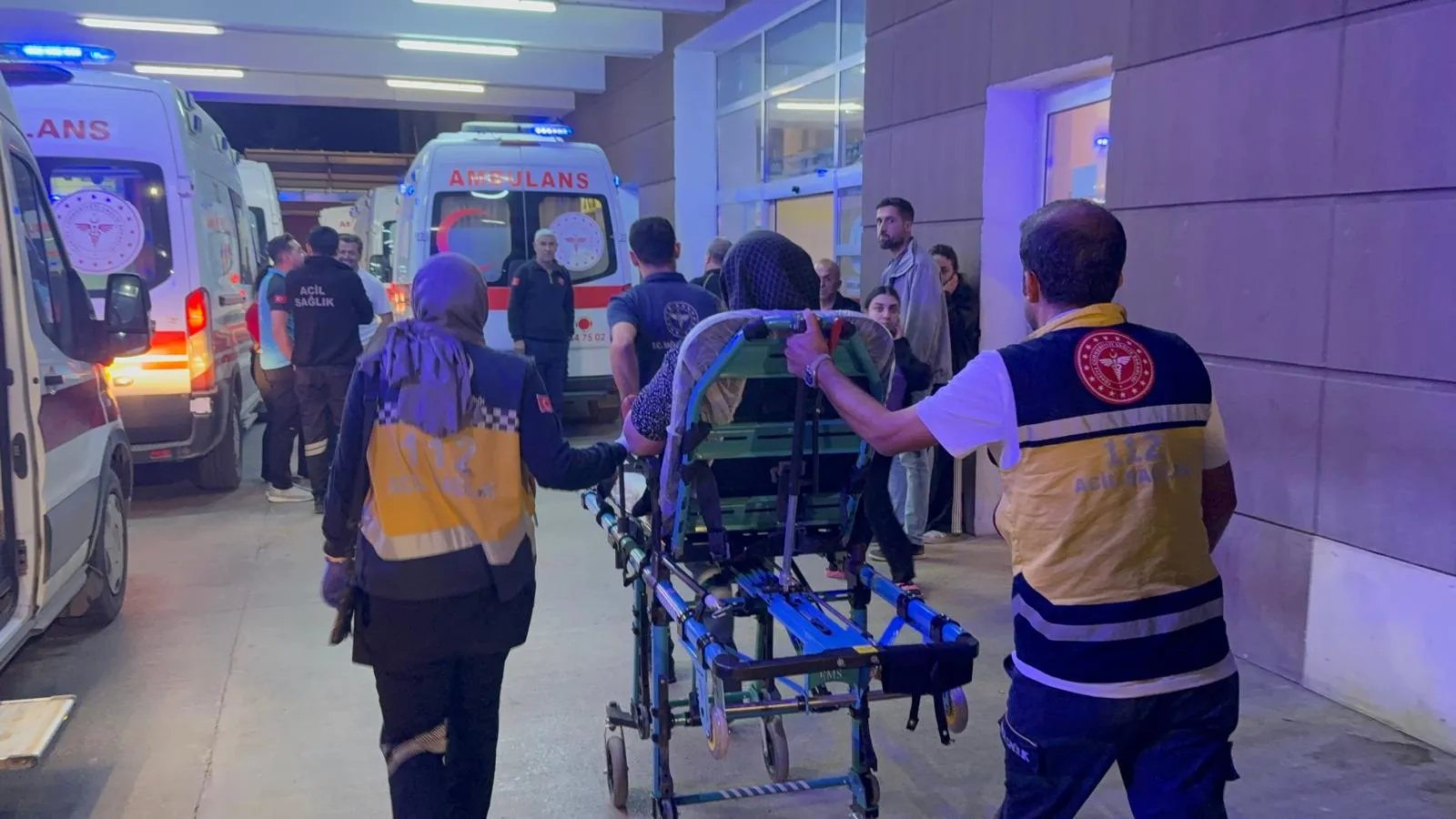 Adıyaman yolunda can pazarı: Tarım işçilerini taşıyan minibüs ile otomobil çarpıştı