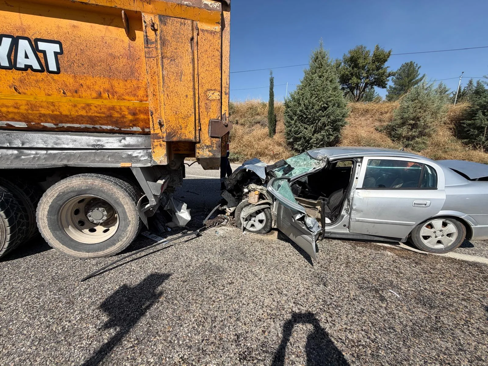 Kahta yolunda dehşet anları: Hafriyat kamyonuna çarpan otomobilde can pazarı