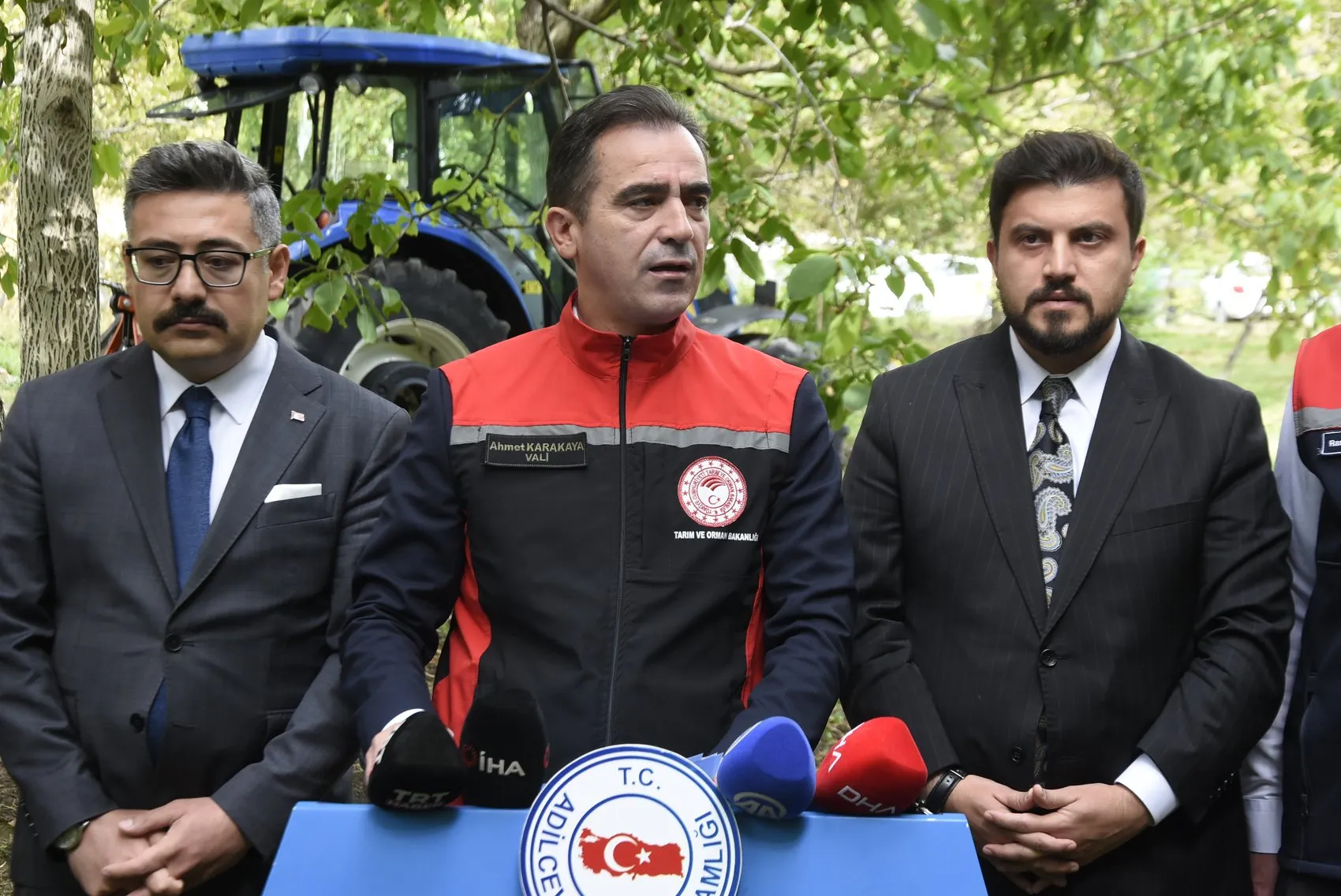 Bitlis'in bereketli topraklarında ceviz mesaisi: Vali Karakaya geleneksel yöntemle hasada katıldı