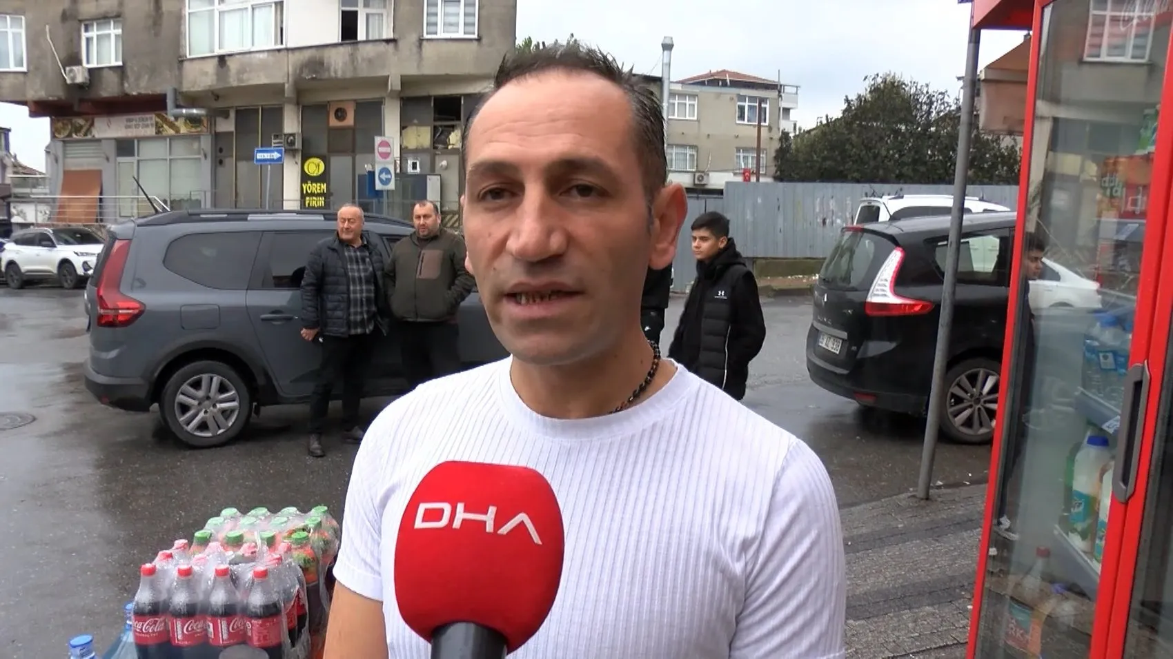 Ümraniye'nin en sadık müşterisi: Marketin kapısından girip saçlarını taratıyor
