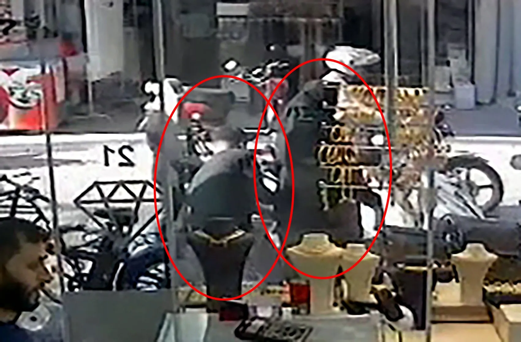 Adana'da gündüz vakti cüretkar gasp: Çantasını kaptırmamak için saniyelerle yarıştı