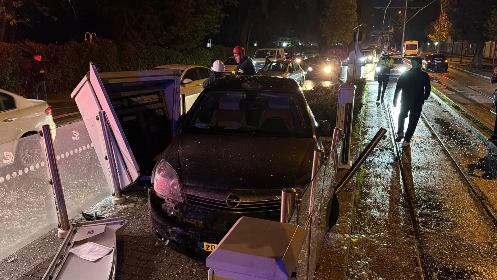 Eskişehir'de korkutan kaza: Kontrolden çıkan otomobil tramvay durağına girdi
