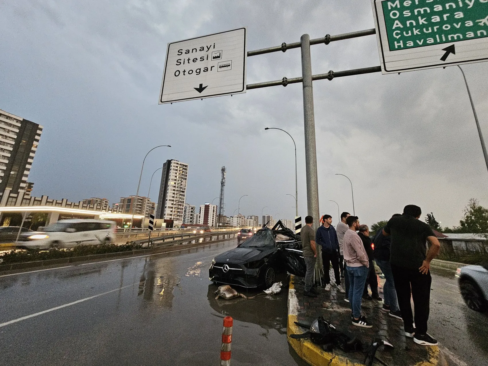 Adana'da yağmurun ardından gelen acı haber: Genç sürücü direksiyon hakimiyetini kaybetti