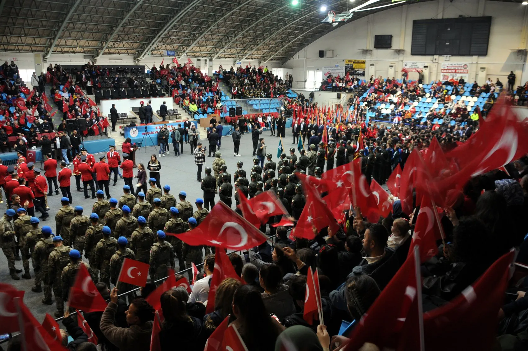Trakya'da Cumhuriyet coşkusu salonlara sığmadı: Hava muhalefeti kutlamaların ruhunu değiştiremedi